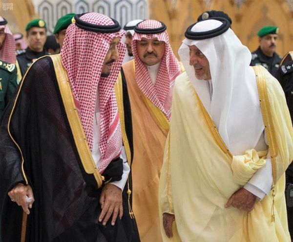 نائب أمير جازان يلتقي المواطنين والمقيمين ويوجه بإنهاء معاملاتهم