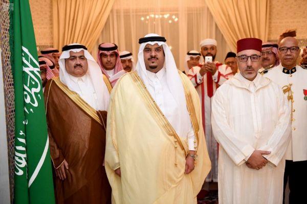 الأمير محمد بن عبدالرحمن ينقل تعازي القيادة الرشيدة في وفاة رئيس الأخويا بالديوان الملكي