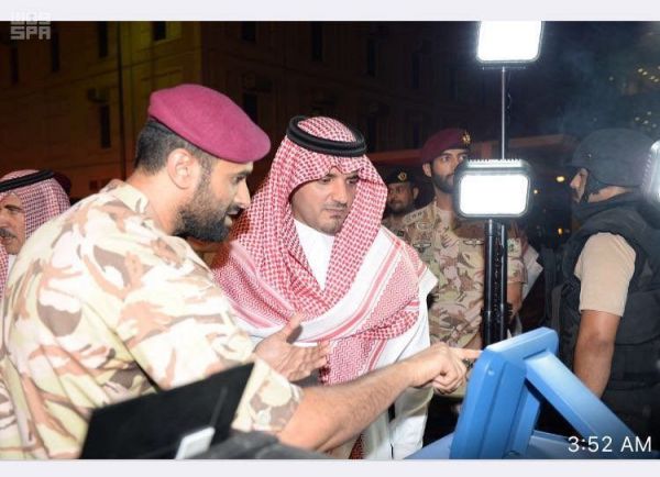المدلج يتنقل بين مخيمات ضيوف الملك سلمان عبر دراجة نارية