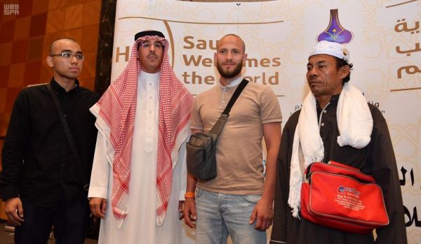 أمير منطقة جازان بالنيابة ينقل تعازي القيادة الرشيدة لذوي شهداء الواجب شوك والجابري والحناني