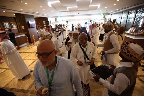 المدلج يكرم منسوبي برنامج ضيوف خادم الحرمين الشريفين
