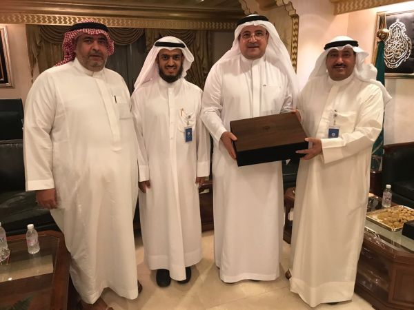 الحجري يؤدي صلاة الميت على شهيد الواجب عبدالله شراحيلي