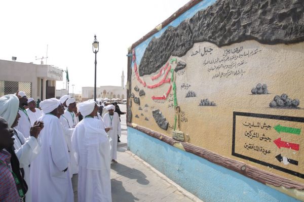 حاج سوداني يسلم المدلج صورة نادرة للملك فيصل بالسودان