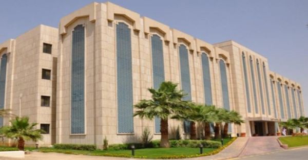 مدير شرطة الجوف يكرم أحد الأفراد نظير جهوده