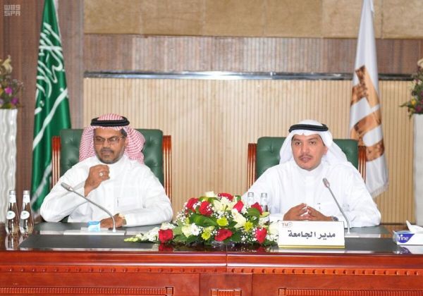 وزير الثقافة والإعلام يلتقي رجال الأعمال بجدة