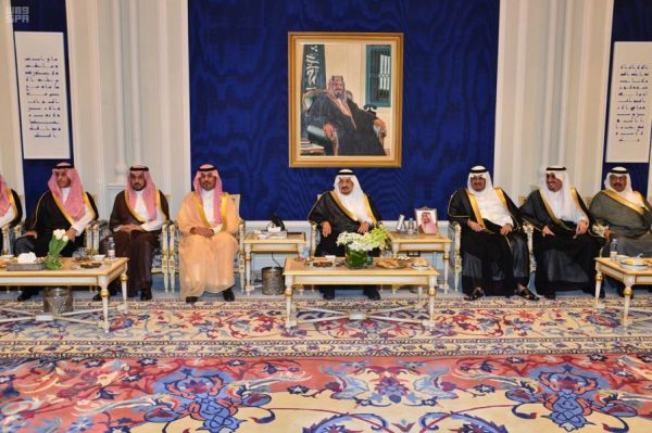 أمير منطقة الرياض يكرم المواطن سلطان الدوسري