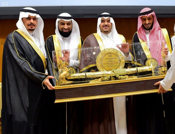 أمير الرياض يعزي أسرة آل حزيم الدوسري في المتوفين بحادثة الحريق