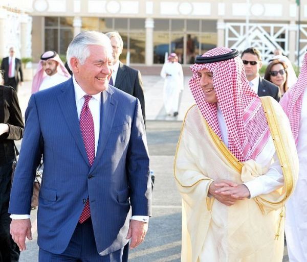 وزير الخارجية ينقل تعازي القيادة الرشيدة لأسرة محمد بن عبدالله عبدالدائم