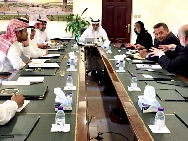 طالبة بأحد رفيدة  تدرب زميلاتها على صناعة الأفلام