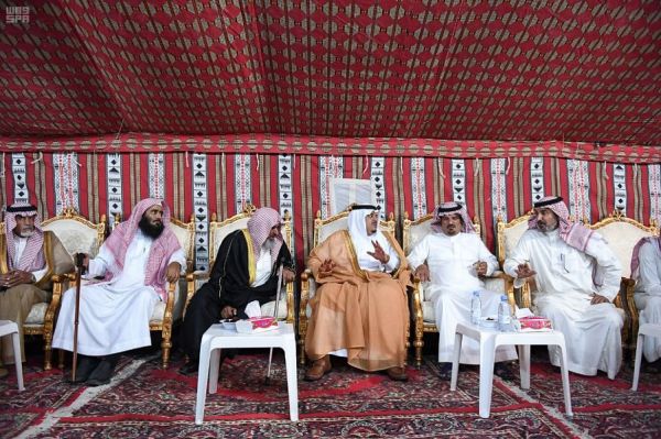نائب أمير منطقة مكة المكرمة يقدم تعازيه ومواساته لذوي مرافقي الأمير منصور بن مقرن