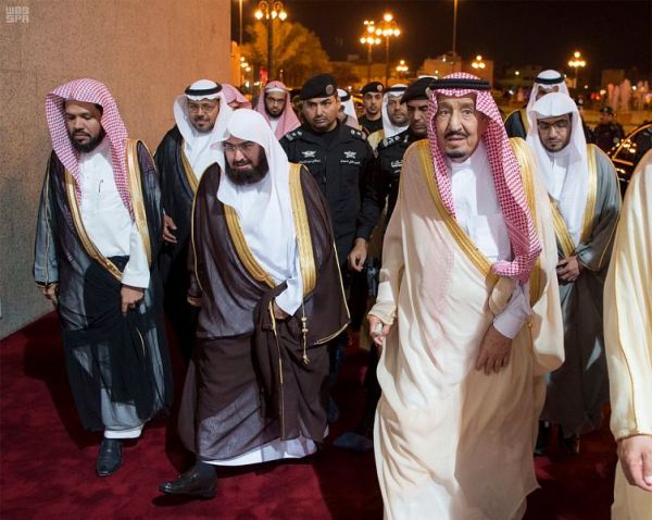 خادم الحرمين يشرف حفل استقبال أهالي المدينة المنورة ويدشن عدداً من المشروعات