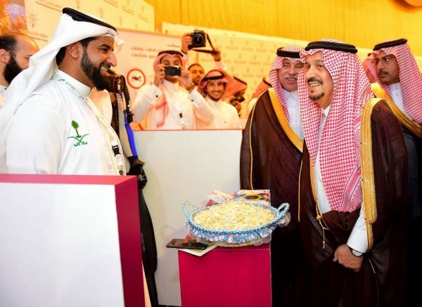 أمير منطقة الحدود الشمالية يلتقي الأهالي والمسؤولين