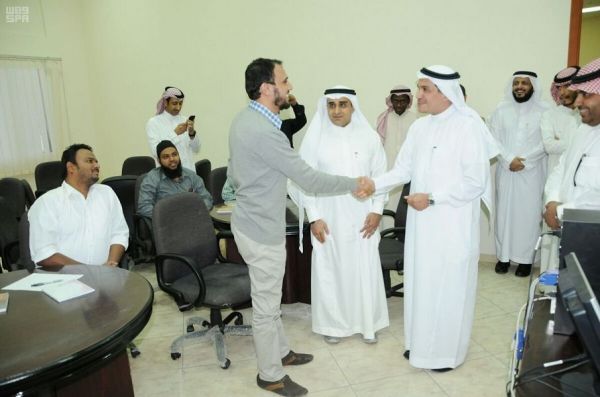 وزير البيئة يتفقد مشرعات المياه والصرف الصحي بجزيرة فرسان