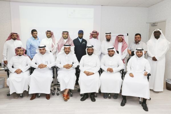 نائب أمير الرياض ينقل تعازي القيادة لأسرة الشهيد الشهري