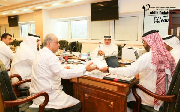 عساس يتسلم التقرير السنوي للقبول والتسجيل بجامعة أم القرى