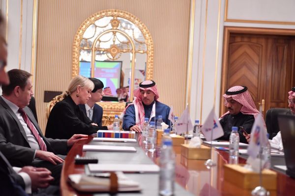 نواب يفتتح عالم الجيولوجيا وكنوزها