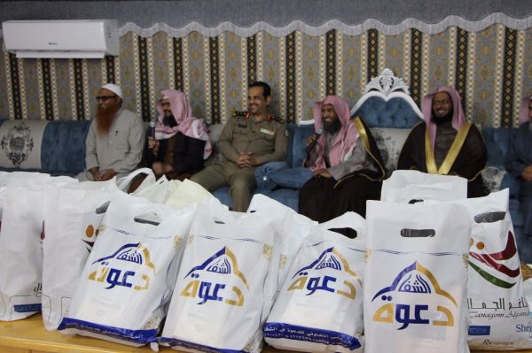 محافظ صبيا يتقدم المصلين لتشيع جثمان ضحايا حادث الكدمي