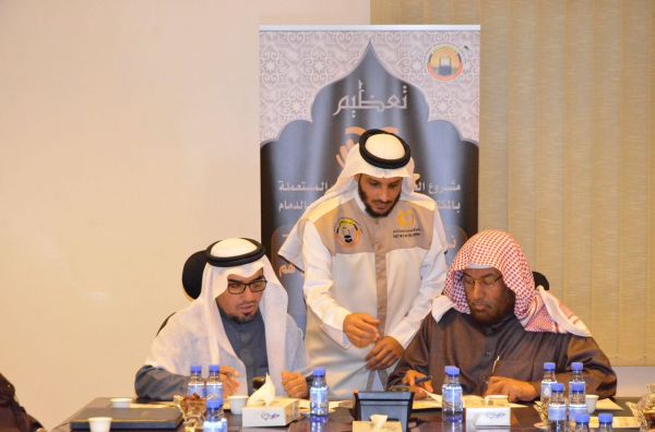 طفلة يتيمة تقبل صورة الملك سلمان في مشهد مؤثر  بعد وفاة والدها بأيام