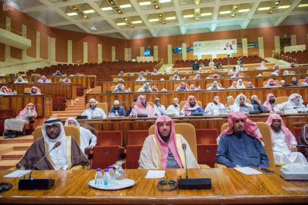 وزير الحرس الوطني يزور مهرجان الجنادرية ويتفقد الأجنحة المشاركة