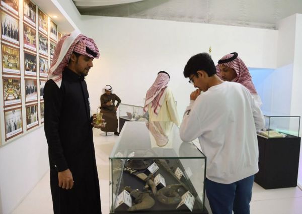 تجربة ركوب الإبل في جناح القصيم تستهوي أطفال الجنادرية
