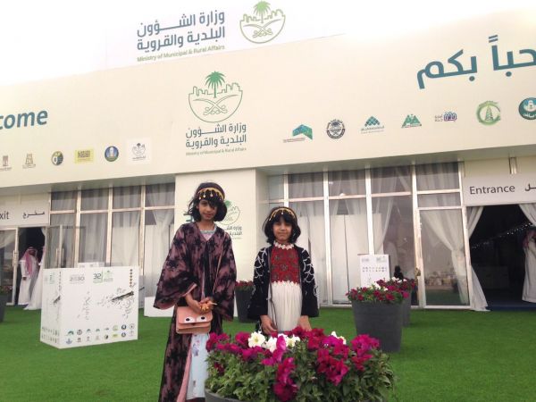 المعادن الثمينة تلفت انتباه زوار المساحة الجيولوجية بالجنادرية