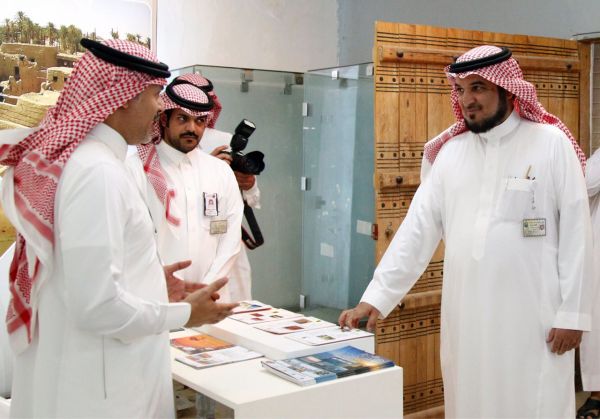 مجسمات الفطر الصخري وصخرة الفيل  تجذب زوار هيئة المساحة بالجنادرية