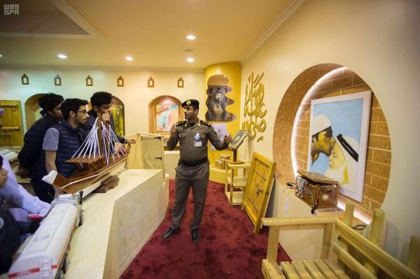 الجمارك السعودية تقدم عروضها اليومية أمام زوار الجنادرية