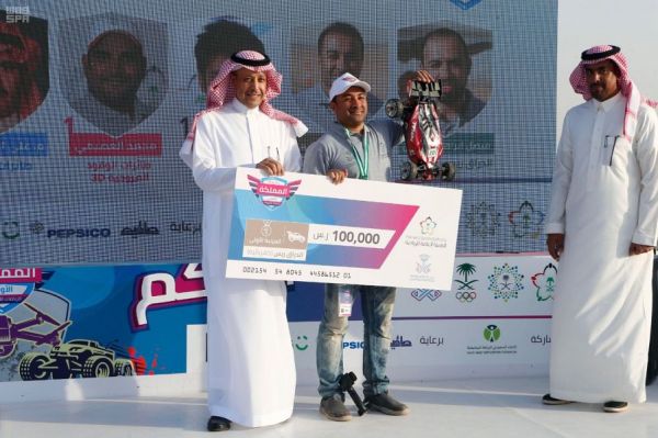 لوحة فنية لسجين تبوك تجذب اهتمام زوار الجنادرية
