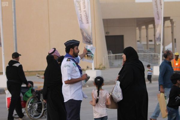 هيئة الأمر بالمعروف والنهي عن المنكر تعرض وثيقة تاريخية للملك عبدالعزيز في جناحها بالجنادرية