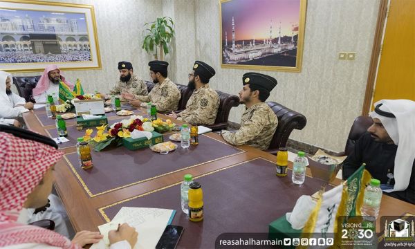 الشيخ حامد بن زايد يكرم محافظ التحلية بجائزة الشيخ خليفة للإمتياز