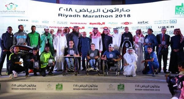 منسوبو القوات المسلحة ينقلون تعازي القيادة لأسرة الشهيد البارقي