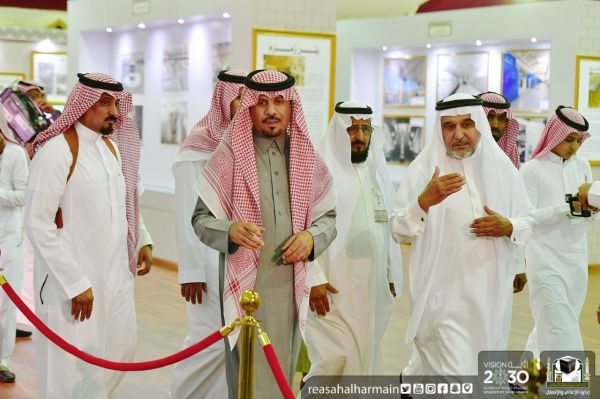 الأمير فيصل بن خالد يزور قرية عسير بالجنادرية