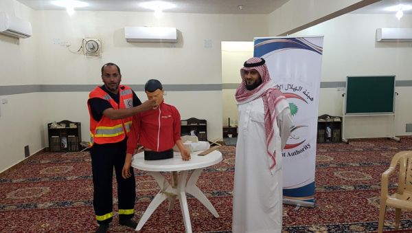 وزير الحرس الوطني يزور جناح رئاسة الحرمين بالجنادرية