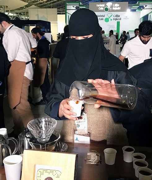 وزارة الداخلية تقيم محاضرة عن الأمن السيبراني بنادي الضباط