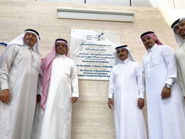 هيئة الهلال الأحمر تقيم معرض توعوي بمجموعة الحكير