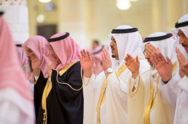 مدني بريدة ينقذ اسرة من احتجاز حريق بمنزل