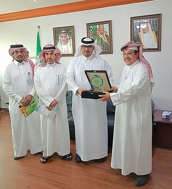 أطباء العيون بمركزي بريدة ينهون معاناة مريض من كتلة لحمية بالعين