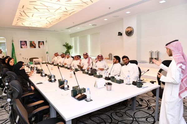خادم الحرمين الشريفين يوافق على صرف مكافأة مالية بمبلغ ألفي دولار لجميع الطلاب والطالبات المبتعثين