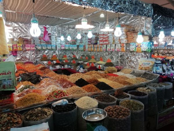 نائب أمير المدينة يزور سوق الليل بمحافظة ينبع ويلتقي بالأسر المنتجة