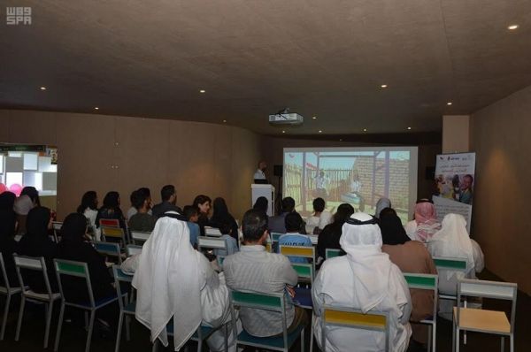 ولي العهد يزور أحد المنازل التي تعرضت لإعصار هارفي وأعيد بناؤها من خلال جهد إغاثي من متطوعين سعوديين