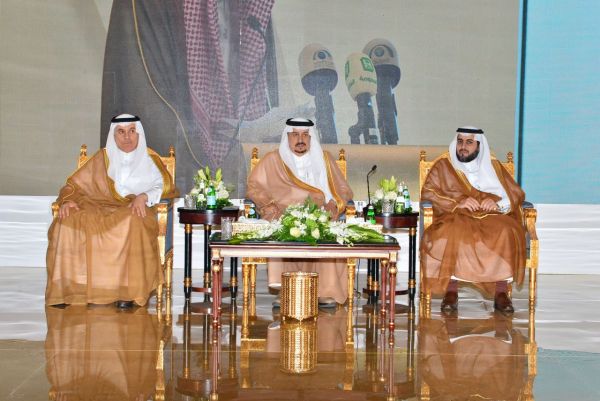 مركز الملك سلمان للإغاثة يوزع 681 سلة غذائية في عدة مناطق بمديرية الخوخة في الحديدة