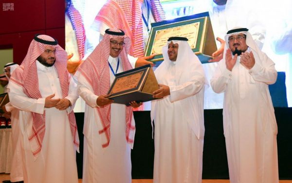 وزير الثقافة والإعلام يفتتح أول دار عرض سينمائي في المملكة