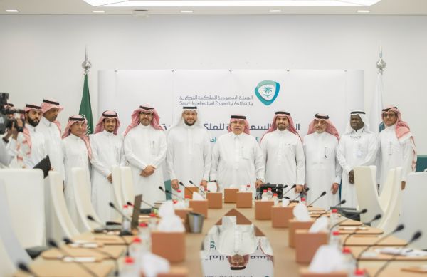 الإبتدائية ٦٩ تحتفي بوكيلتها شريفة العُمري