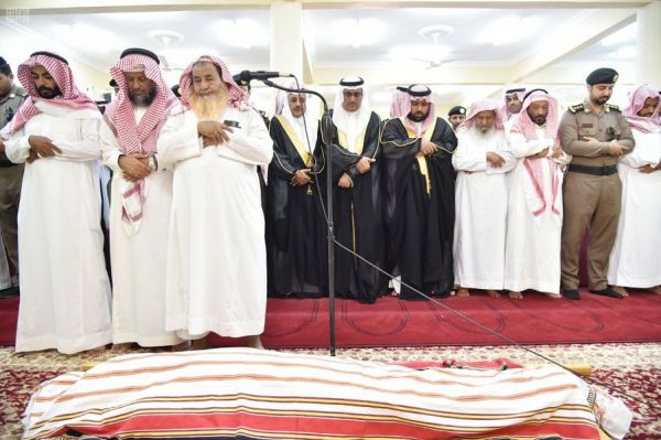 وزير الإسكان يسلّم عدداً من المستفيدين أراضيهم في عسير
