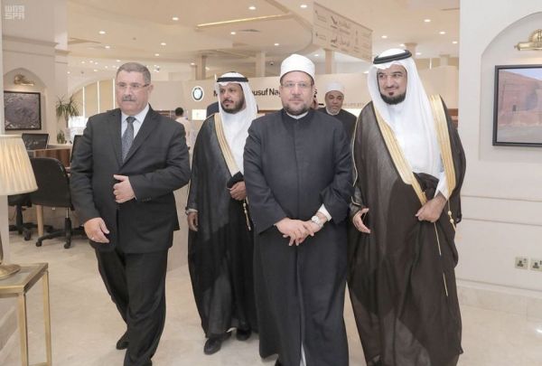 جموع المصلين بمحايل تؤدي صلاة الميت على الشهيد العريف عسيري