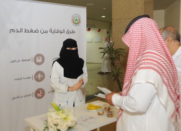 مدير شرطة الرياض يكرم عدد من عمد الأحياء المتقاعدين