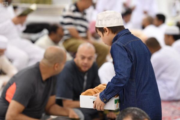 مركز الملك سلمان للإغاثة يواصل توزيع وجبات إفطار الصائم في محافظة تعز