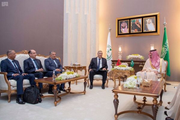 وكيل محافظة المجاردة ينقل تعازي القيادة لذوي الشهيد العريف الشهري