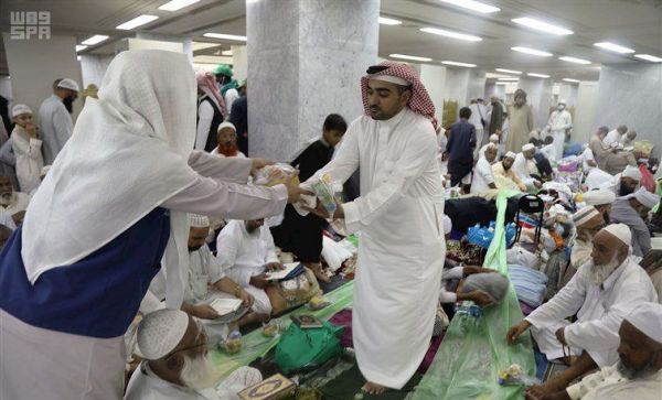 رئيس جمهورية جزر القمر الاتحادية يزور المسجد النبوي