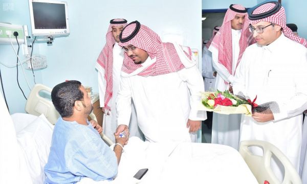 الأمير عبدالله بن بندر ينقل تعازي القيادة لذوي الشهيد عبدالله هلال الحارثي